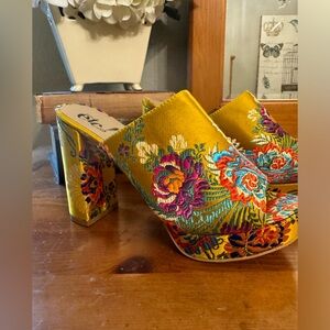 Rue 21 Etc Women's Gold Floral
Platform Heels Pumps Size S 7/8